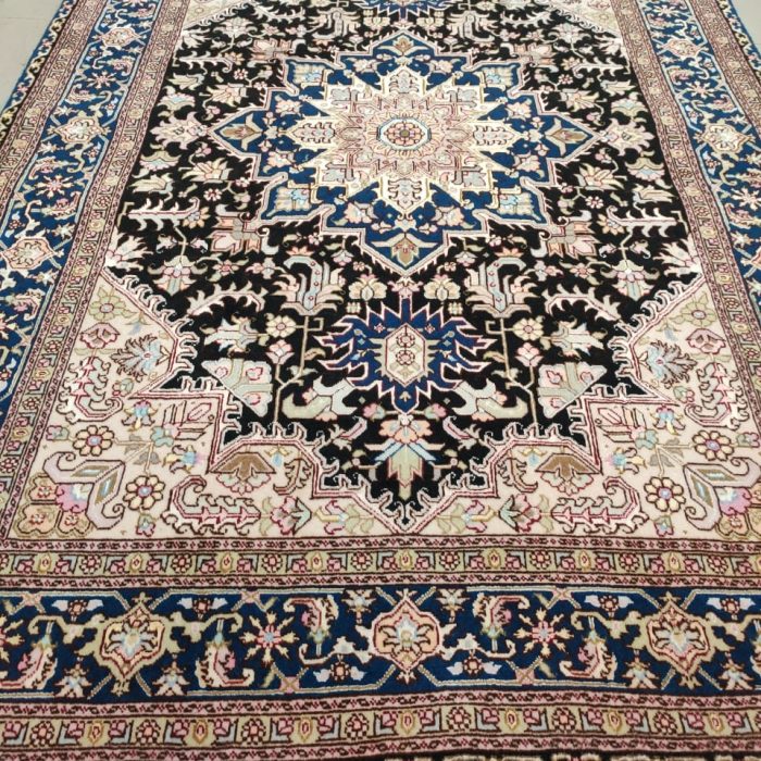 Tabriz Handmade Heriz Wool & Silk Persian Rug, Size: 5.2 X 3.4 ft (158 X 104 cm)