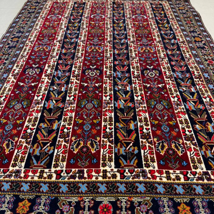 Persian Handmade Shiraz Wool Rug Size: 3.4 x 4.9 ft (102 X 145 cm)