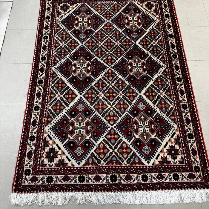 Wool Persian Hand-made Rug Size: 4.10 x 3.5 ft(125 x 107 cm)